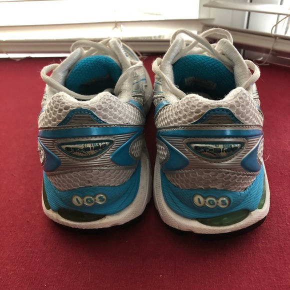 ASICS women’s white and blue size 7.5 athletic shoes. - Picture 6 of 7